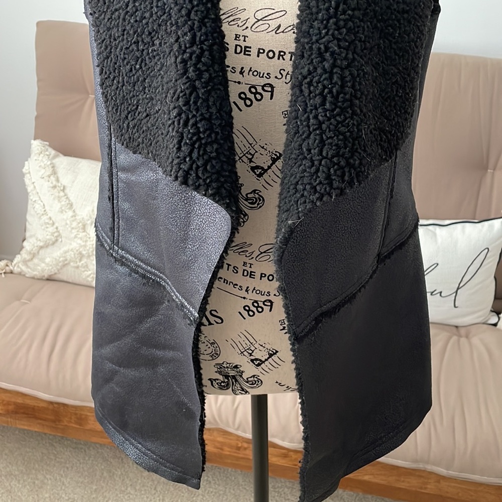 Black faux leather vest - Picture 2 of 9